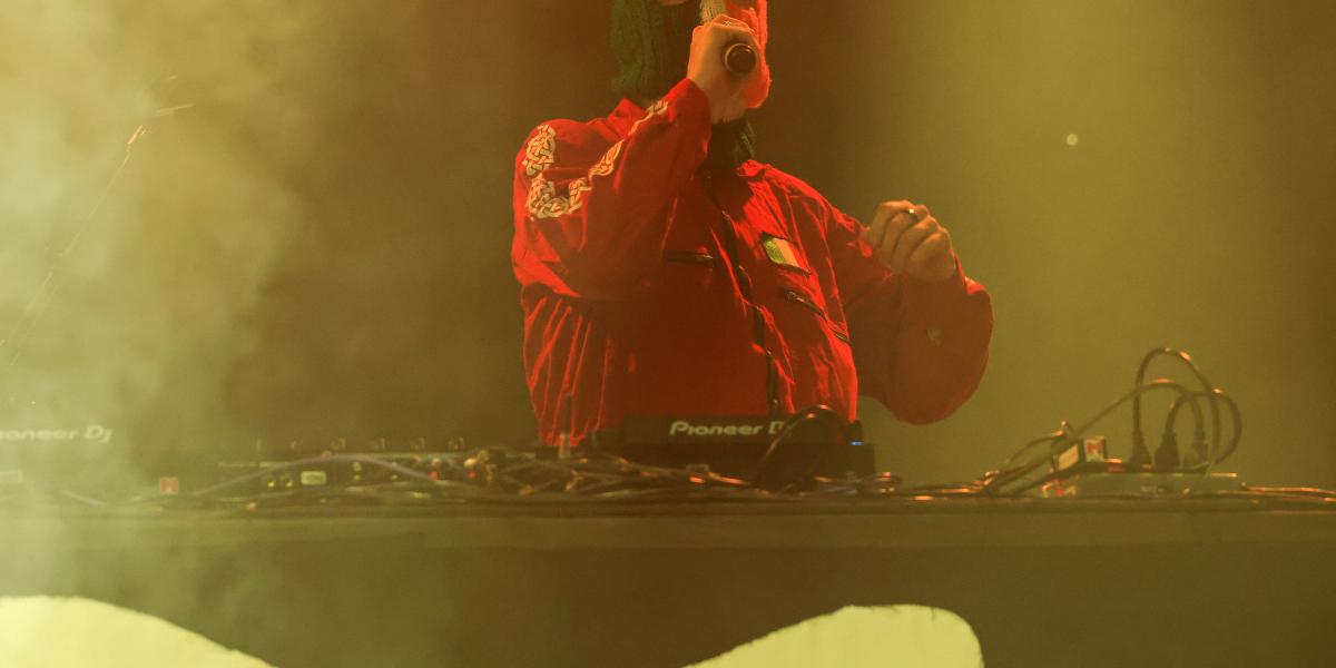 A Kneecap korábban a palesztin Hamászt és a libanoni Hezbollahot is éltette, de a zenekar tagadja, hogy támogatná bármelyik terrorszervezetet