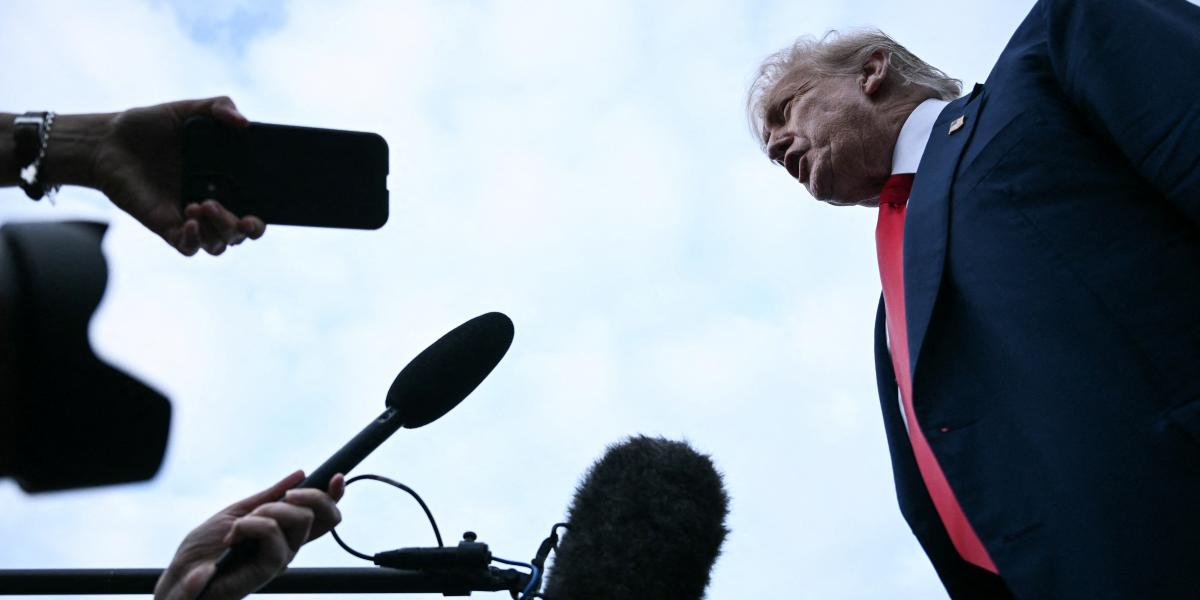 Donald Trump landolás után pénteken a Glasgow Prestwick repülőtéren