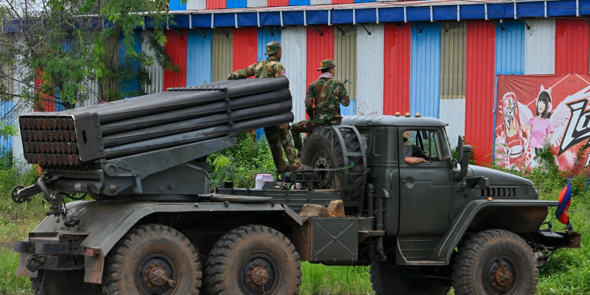 Tüzelésre kész katonák a határ kambodzsai oldalán
