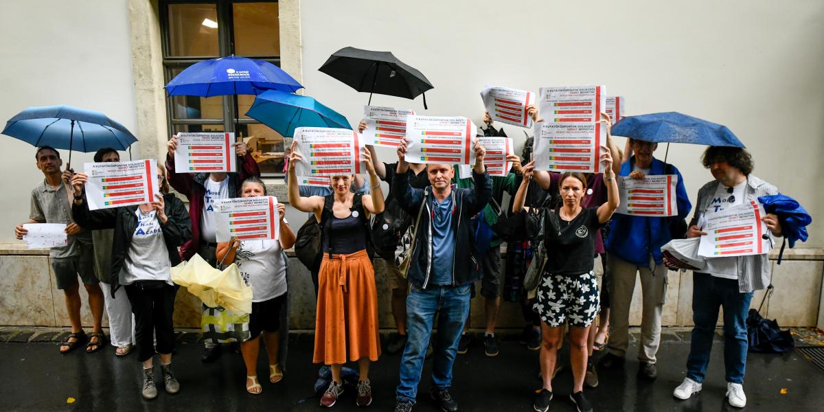 Sokan flashmobbal tiltakoztak a döntés ellen 2025. július 7-én