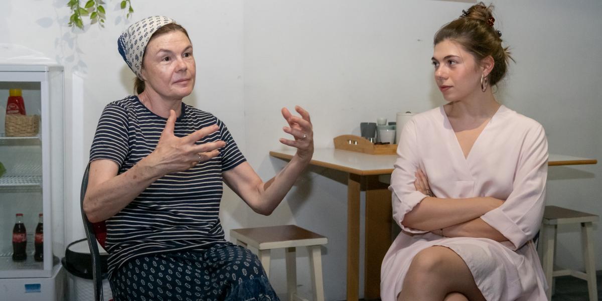 „Beszélgessünk egymással, amíg lehet. És ne csak arról, hogy megvette-e a másik a bérletet vagy hogy melyik politikai pártot kell leváltani. Egymásra kellene újra kíváncsinak lennünk. Mindenki erre vágyik, de félünk az ezzel járó felelősségtől”