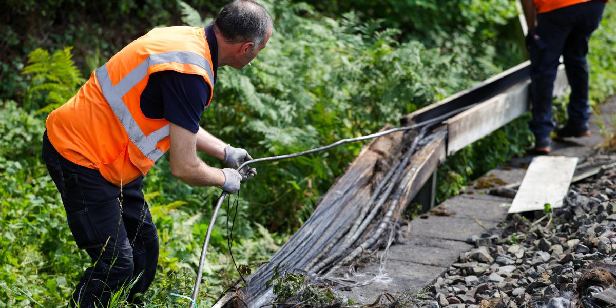 Helyreállítási munkák a tűz helyszínén július 31-én 