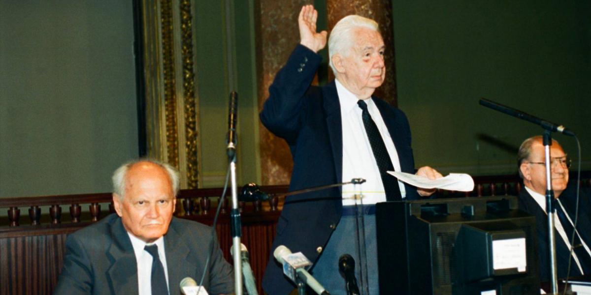  Az MTA elnökeként Göncz Árpád társaságában. Kosáry emberi nagy­ságra valló módon nem engedte meg a „listázást”, a „boszorkányüldözést” az Akadémián