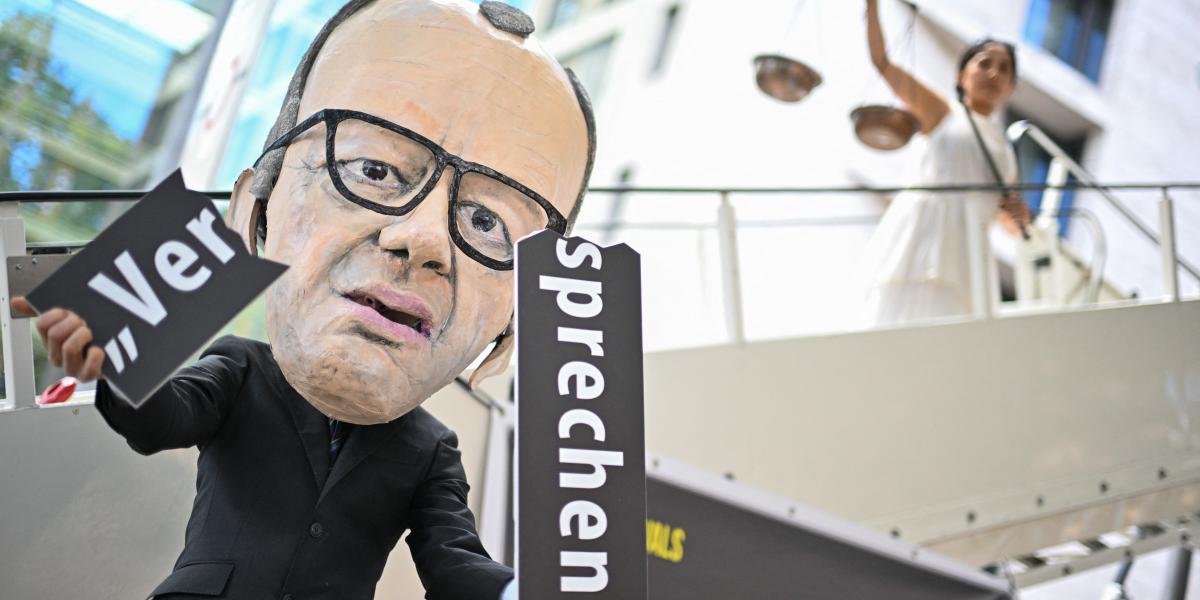 Szétszakított ígéretek. Merzet azzal vádolják: megszegte az ígéretét és nem segít az afganisztáni tálib rezsim elől elmenekülteknek. Németország több mint egymillió menekültet, köztük sok szír és afgán állampolgárságú menekültet fogadott be 2015–2016 közö