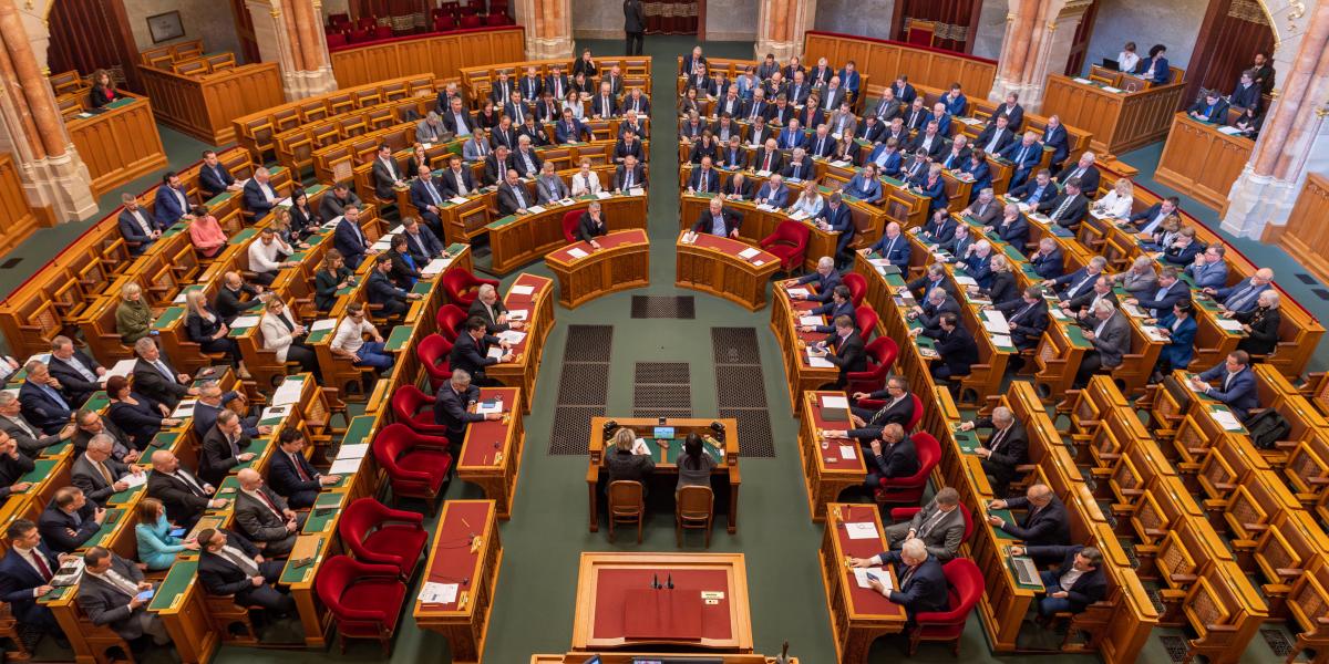 A Tisztelt Ház. Benne van a pakliban, hogy kétpárti parlament alakul