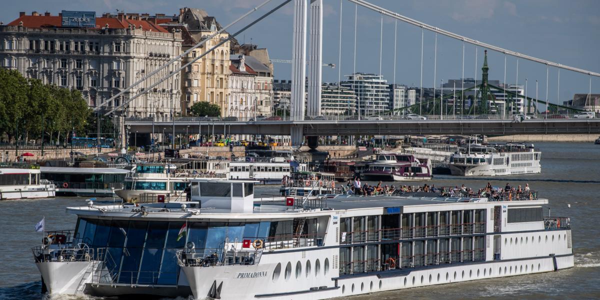Az akkor még kényelmes többségben lévő városvezetésnek kétszer is neki kellett futnia a szavazásnak, mire a testületen átment a Karácsony Gergely főpolgármester által jegyzett javaslat. A hajósok mellett több kerületi polgármester is vitatta a vasszigort 