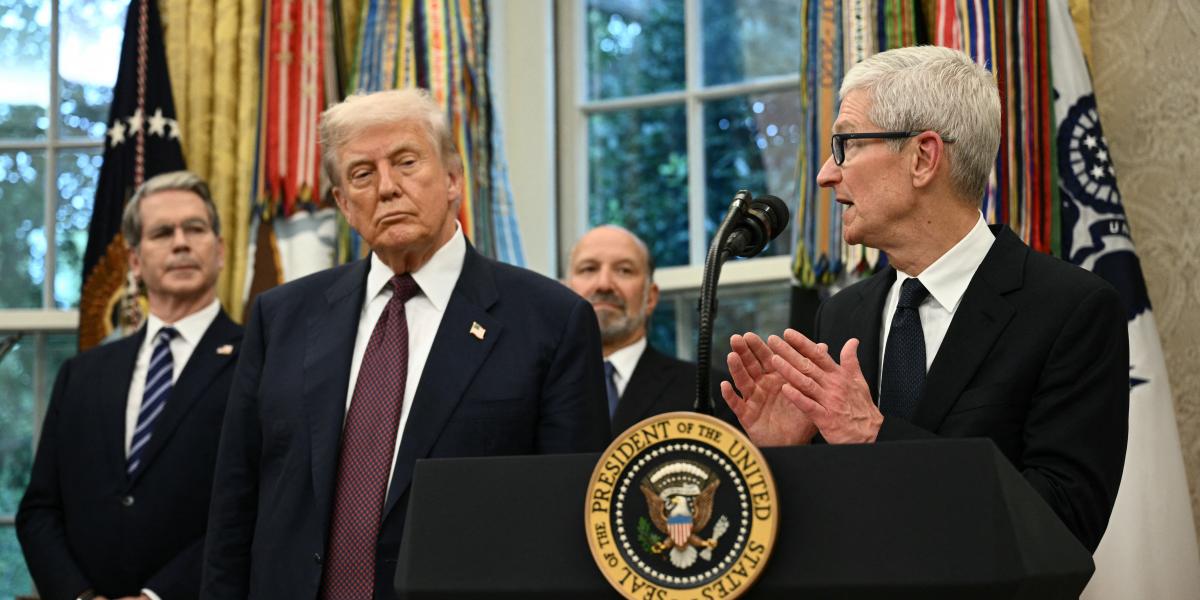 Donald Trump amerikai elnök és Tim Cook, az Apple vezérigazgatója 2025. augusztus 6-án a Fehér Házban
