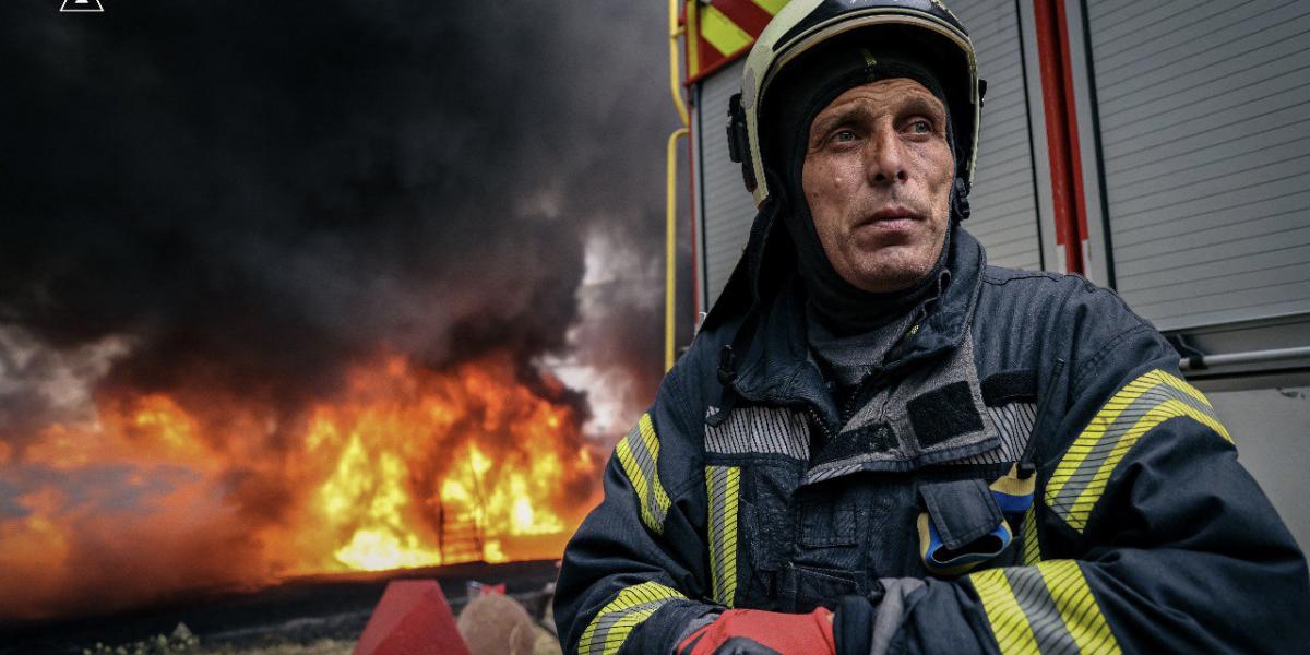 Ukrán tűzoltó egy korábbi dróntámadás okozta robbanás oltásánál