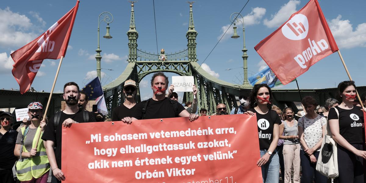 Leragasztott száj – tüntetés az átláthatósági törvény ellen