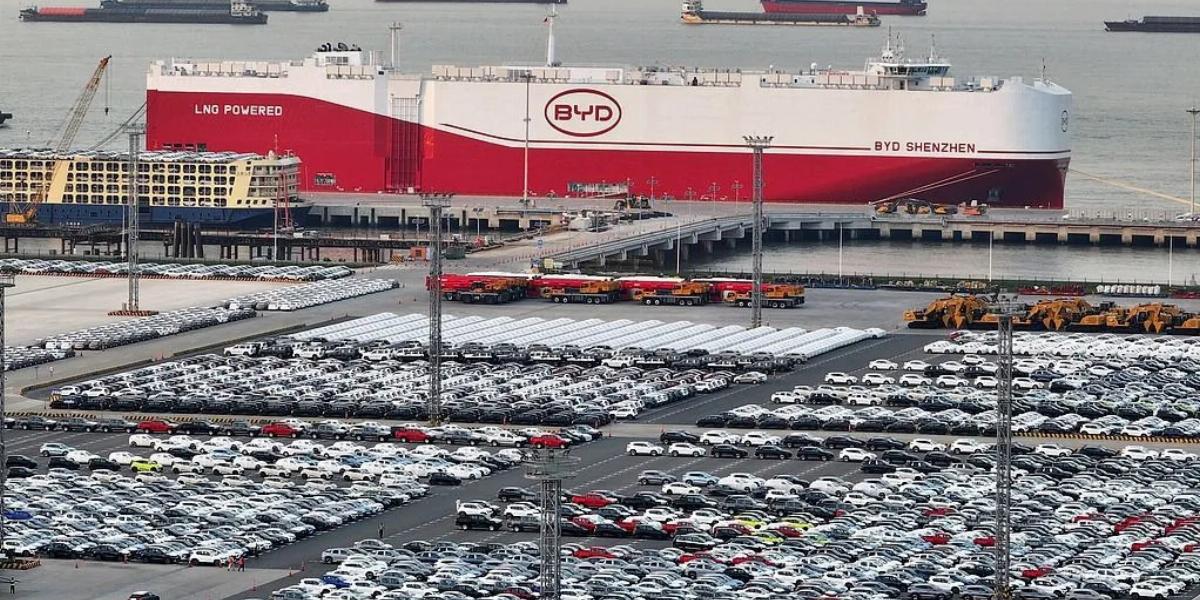 Kilencezer autó szállítására alkalmas a BYD Shenzen nevű hajója