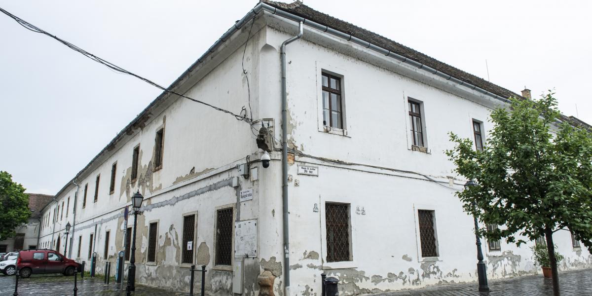 Bár a kastély felújítása már igencsak esedékes lenne, a rendezetlen viszonyok miatt senki nem nyúl az épülethez