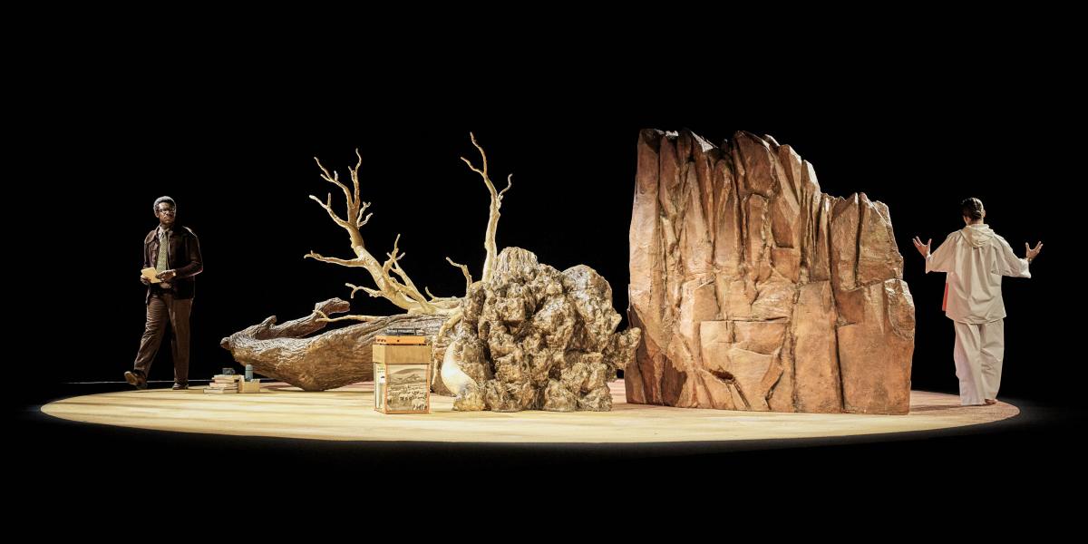 A férfi egy központi földi kórházban próbál menteni valamit abból, ami még menthető, a lánya elhagyta a Földet