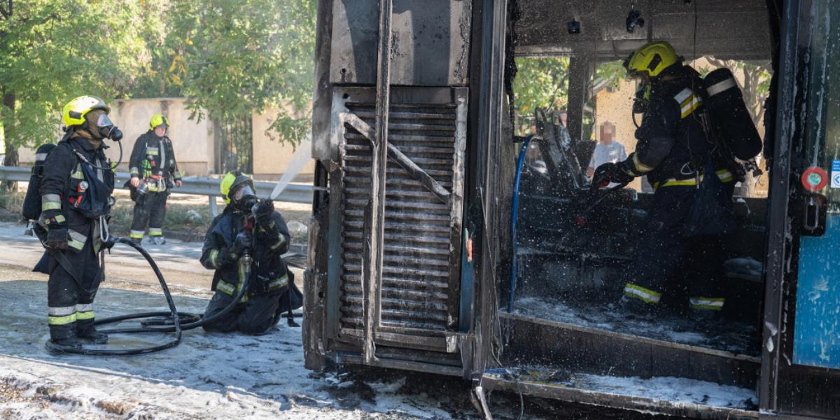 Kigyulladt autóbusz a tizenkettedik kerületben augusztus 14-én 