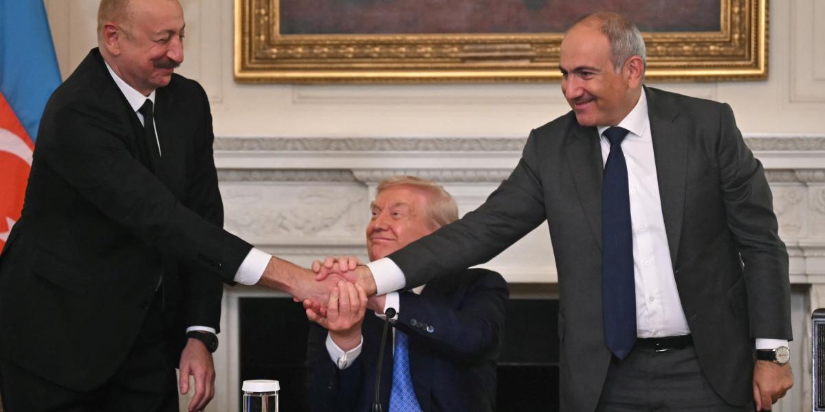 Ilham Aliyev azeri és Nikol Pasinján örmény vezető kézfogása a megállapodást összehozó Trumppal