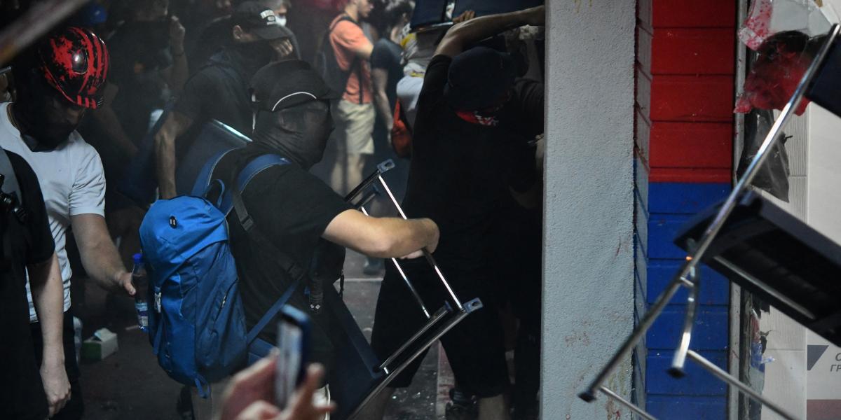 Tüntetők a Szerb Haladó Párt (SNS) újvidéki irodájánál 2025. augusztus 14-én