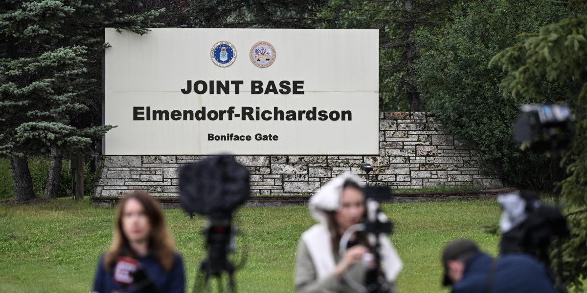 Újságírók az Elmendorf-Richardson katonai bázis kötelében 2025. augusztus 14-én