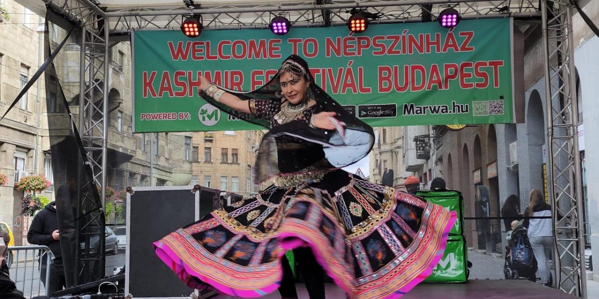 Mindenki magára ismerhet: afrikai énekesek, magyar és indiai fellépők, vegyes éttermek. Nem kötelező semmi, és minden van