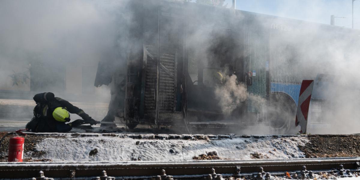 Kigyulladt autóbusz a tizenkettedik kerületben augusztus 14-én 