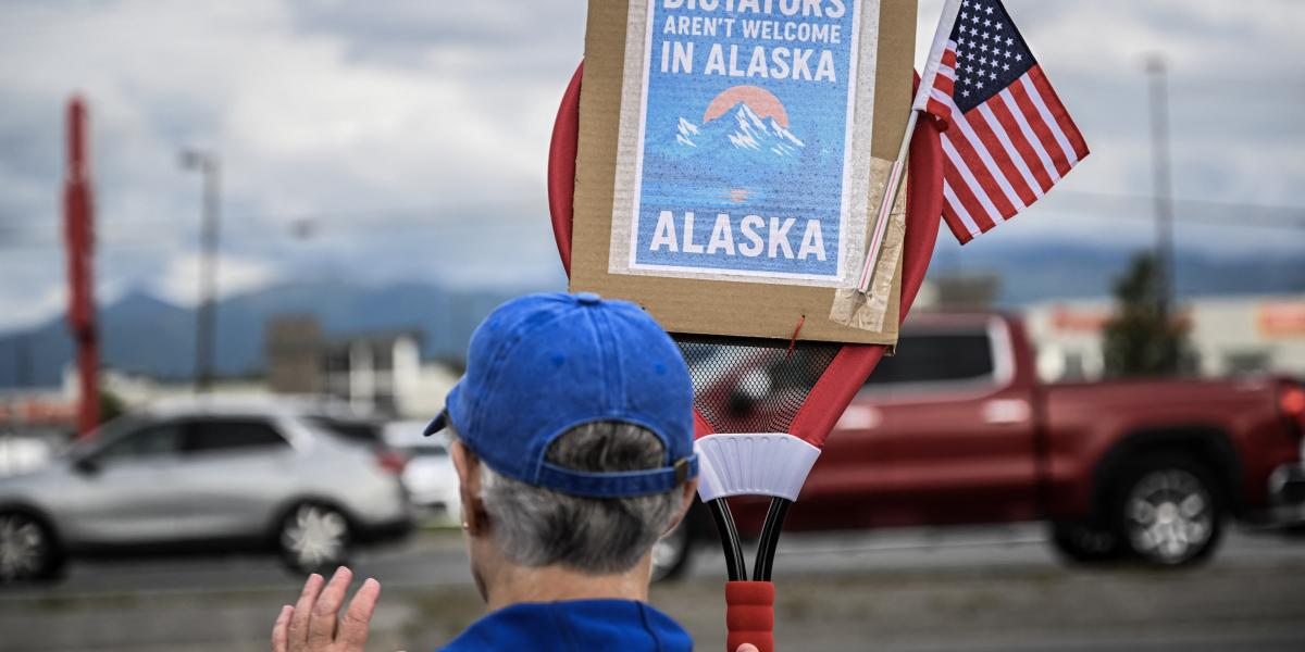 A helyi lakosság tüntetésekkel készült a háborús bűnökért körözött Vlagyimir Putyin amerikai fogadására