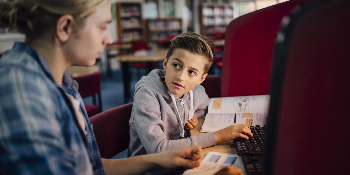 Hét év után a fiúk jobb eredményeket értek el az angliai középiskolai érettségi vizsgákon, mint a lányok