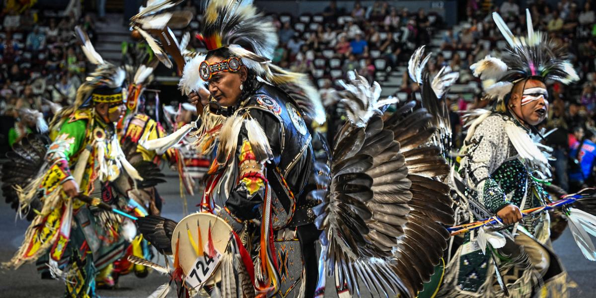 Egy összetartó közösség: amerikai őslakosok, indiánok önfeledt tánca