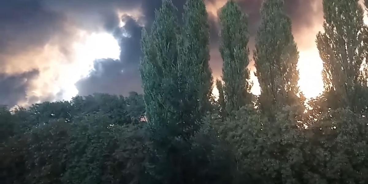 A légicsapás füstje Kremecsuk városa felett. 