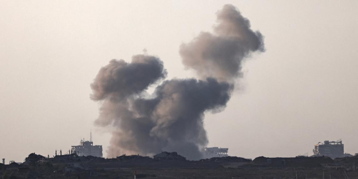 Füstfelhő egy izraeli csapás után a Gázai övezetben augusztus 20-án