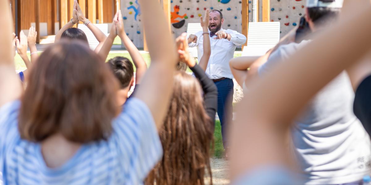 Sándor Fegyir nagykövet a Balatonnál nyaraló ukrán gyerekekkel