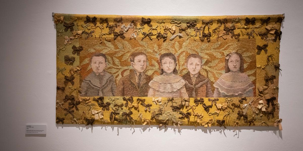 Péreli Zsuzsa több képén a múlt emlékei kerülnek a központba