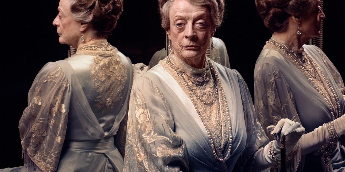 Maggie Smith színésznő, aki a sorozat legendás özvegy karakterét alakította, 2024-ben hunyt el