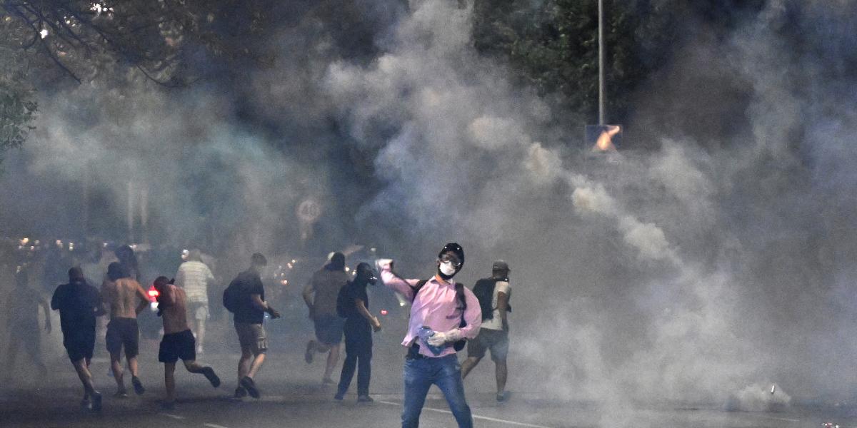 Az elmúlt
napokban a
konfliktusok
végzetesen
elfajultak
Szerbiában.
A
polgárok egyre
radikálisabbak
lettek, és többször
is erőszakhoz
folyamodtak.
A rendőrség
pedig egyre
erőszakosabban
veri szét őket