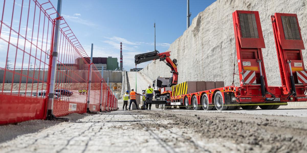 Készül a gödör
Paks 2-nél. Bár
a paksi bővítés
ügyében
kényszerpályán
van az ország az
oroszokkal kötött
nemzetközi
szerződés miatt,
a megrendelt két
reaktort mihamarabb
üzembe
kell állítani