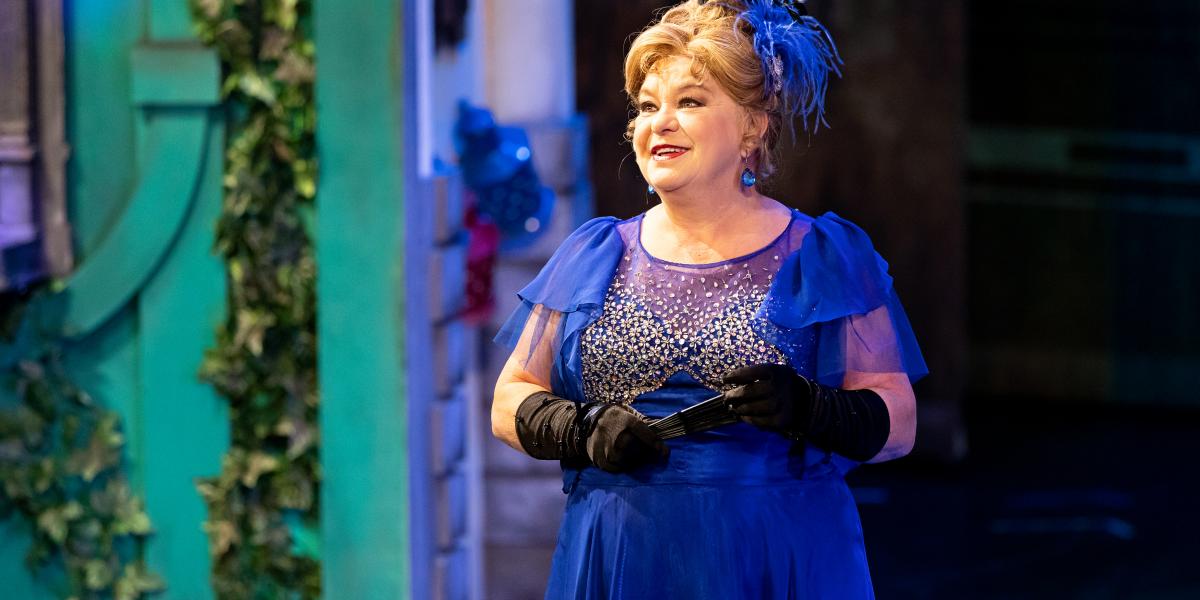 Oszvald Marika
a Sissi, a magyar
királyné című
produkcióban.
Olykor szétveri
a jelenetet, de ez
nem akkora baj;
a nagy egyéniségekre
épülő
operett bírja a
sztárkultuszt,
sőt lételeme