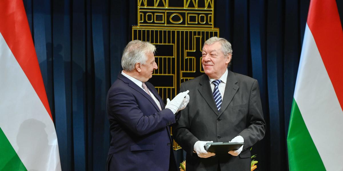 Semjén Zsolt átadja a Magyar Érdemrend középkeresztje kitüntetést Bába Ivánnak 2020. október 22-én