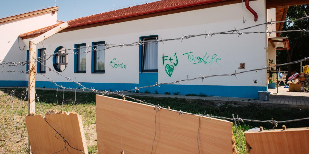 Szögesdrót és deszkadarabok Szolnokon – gyermekvédelem 2025-ben