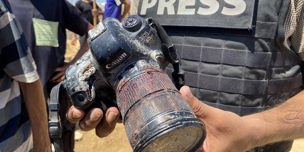 Mariam Dagga felszerelése az izraeli légicsapás után. Az AP fotóriportere az egyik áldozata a kórházat ért támadásnak