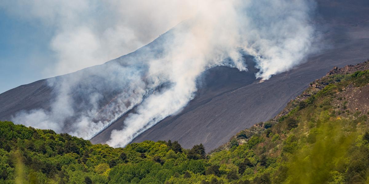 Füst száll fel az Etna vulkán kráteréből még 2025. június 2-án