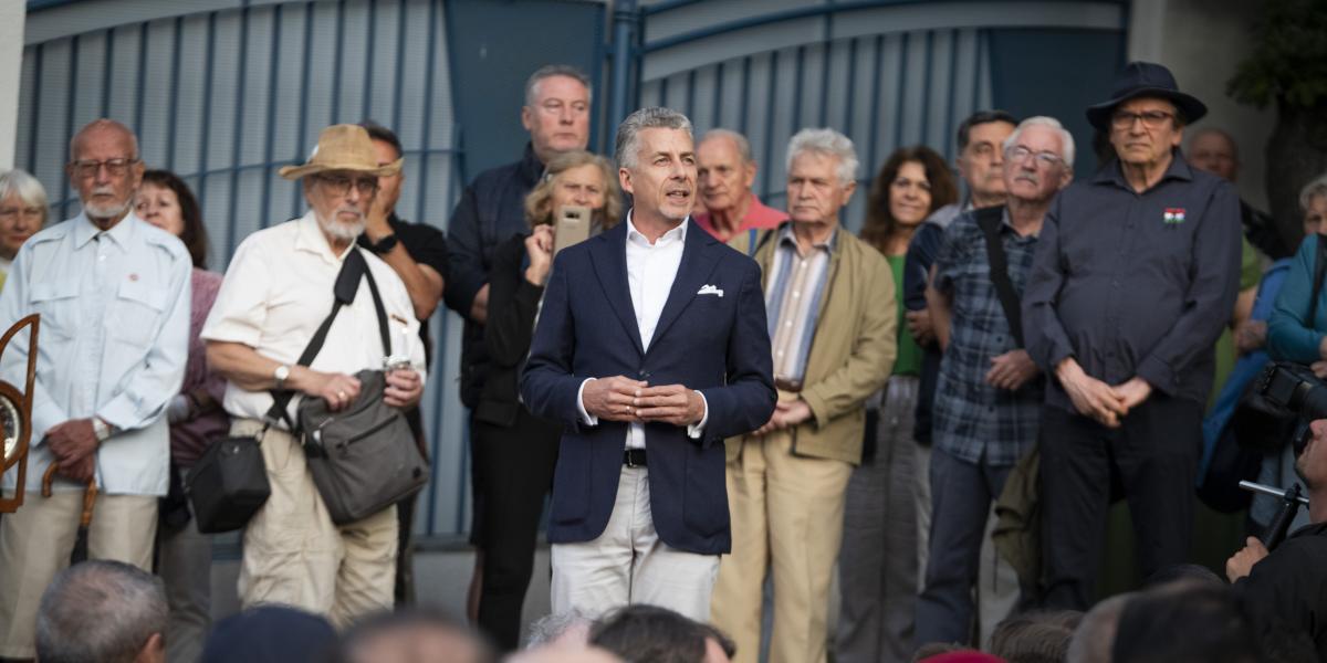 Illusztráció: Rákay Philp a budapesti ukrán nagykövetség előtt július 11-én 