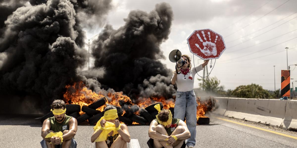 A tüntetők a letárgyalt tűzszünet Izrael általi elfogadását követelik