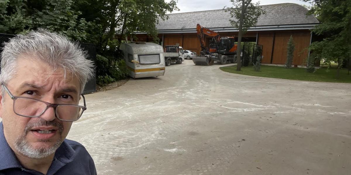 Hadházy Ákos Hatvanpusztán. 