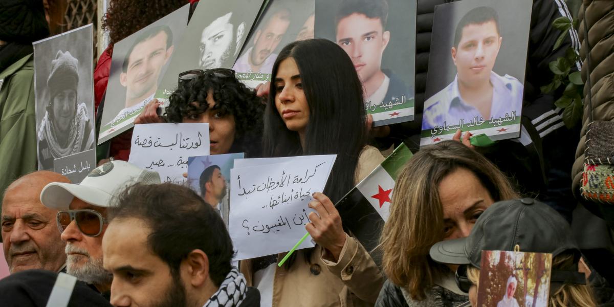 Nyilvános gyászszertartás az Asszad-rezsim áldozataiért 2024. december 27-én Damaszkuszban