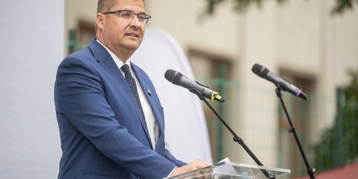 Nagy János, a Miniszterelnöki Irodát vezető államtitkár beszédet mond a baptista iskolák országos tanévnyitó ünnepségén