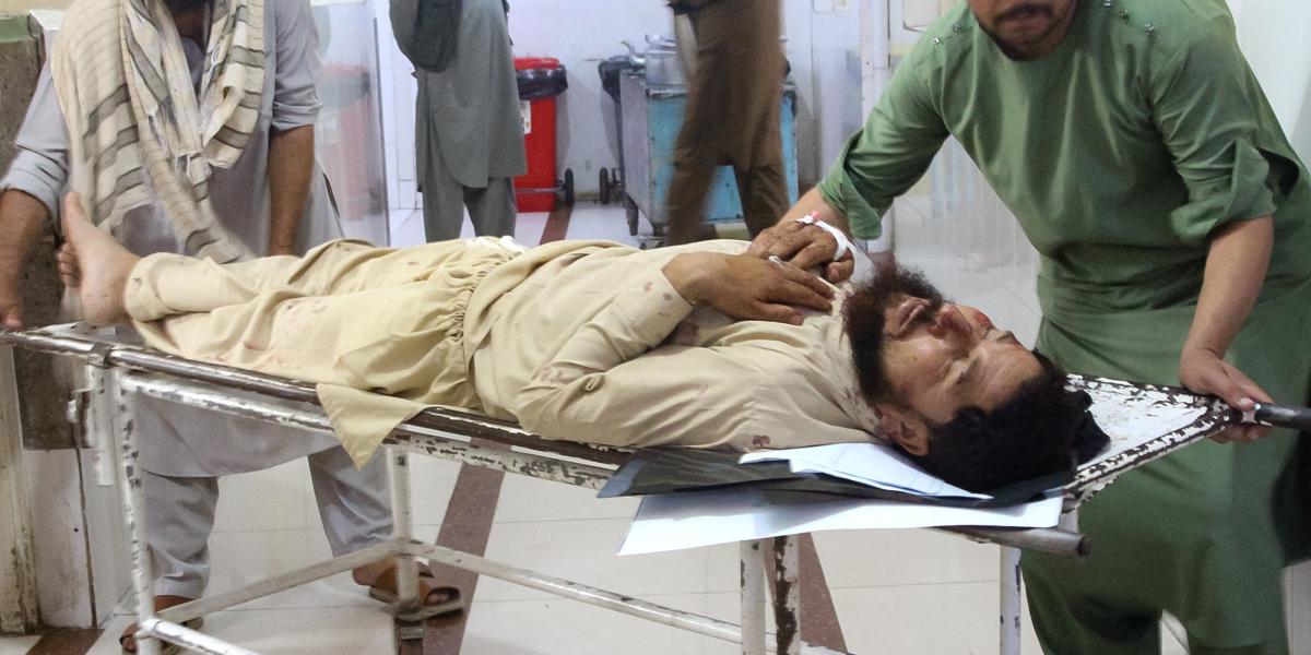 Önkéntesek kórházba visznek egy sérült férfit 2025. szeptember 1-én Dzsalalábádban