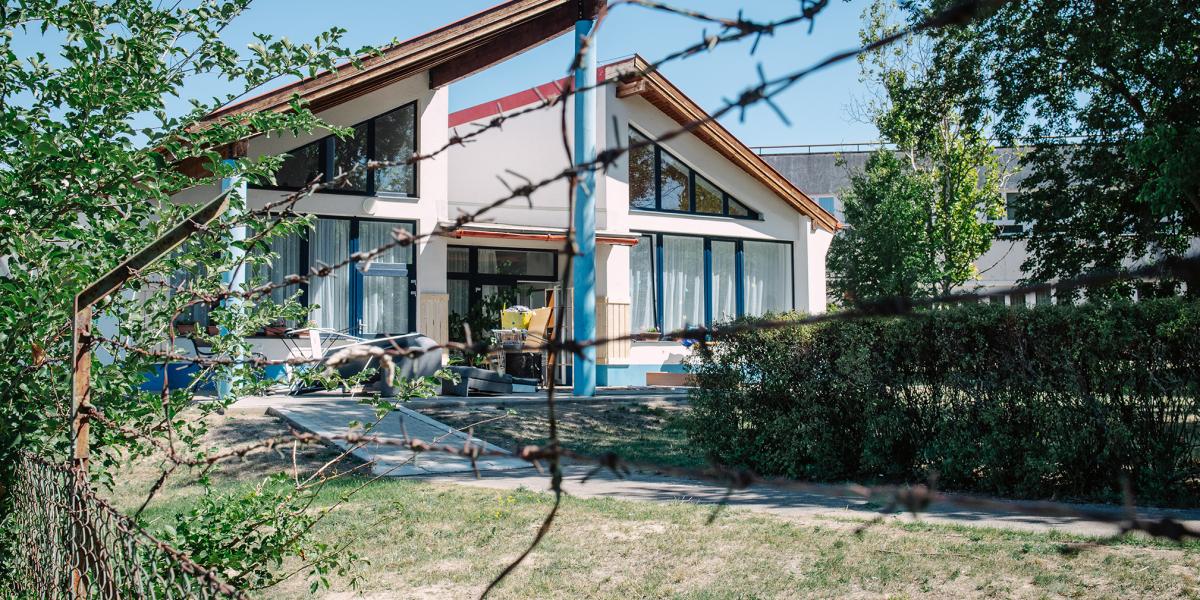 A gyermekotthon befogadórészlegében legfeljebb harminc napot tölthetnének a gyerekek, ehhez képest több hónapig kénytelenek ott maradni