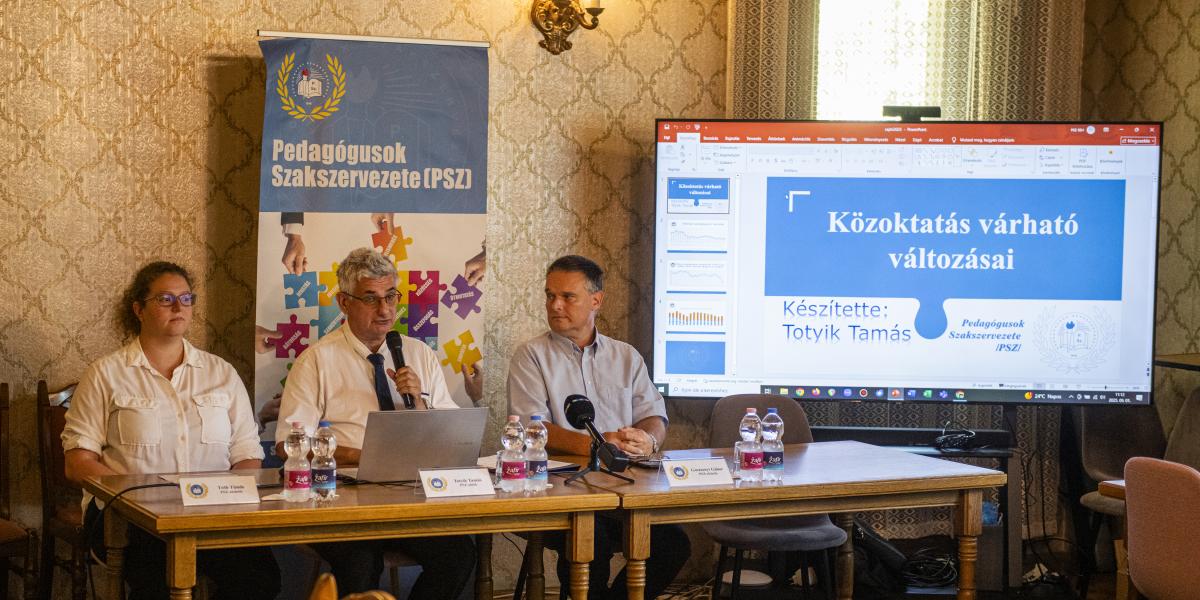 A Pedagógusok Szakszervezete tanévnyitó sajtótájékoztatója Budapesten szeptember 1-jén 