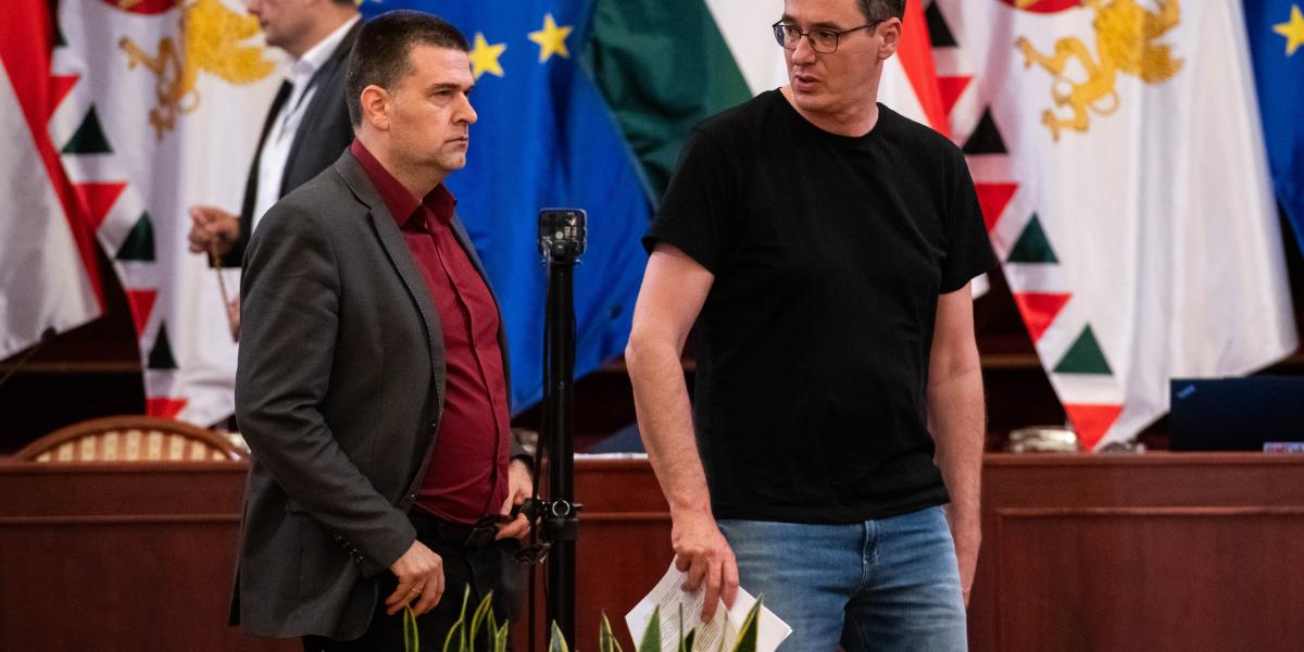 Illusztráció: Kiss Ambrus, a  Főpolgármesteri Hivatal főigazgatója és Karácsony Gergely főpolgármester a Fővárosi Közgyűlés üléstermében 