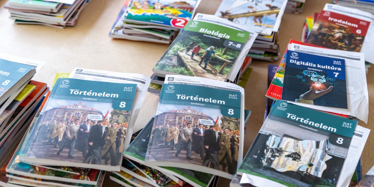 Az igazgató és a fenntartó engedélye is kell, ha egy tanár alternatív kiadványból akar tanítani