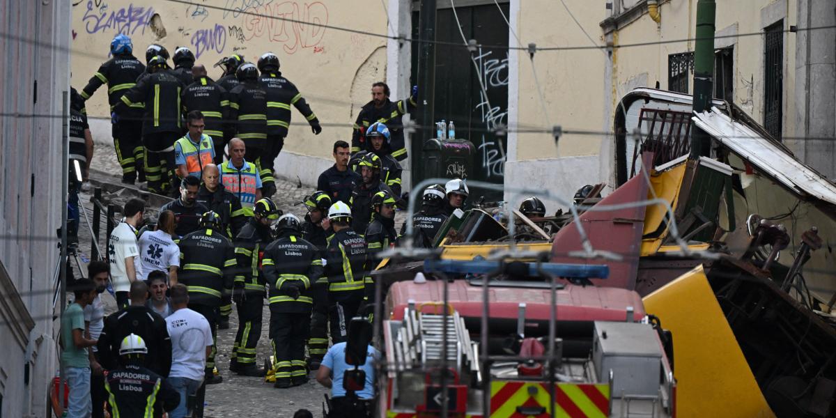 Mentők és tűzoltók a kisiklott lisszaboni Gloria siklóvasútnál 2025. szeptember 3-án.