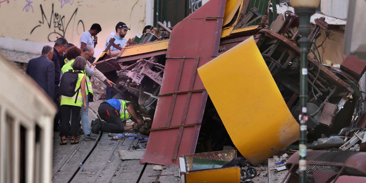 A rendőrség vizsgálja a Gloria sikló roncsait egy nappal a 2025. szeptember 3-án Lisszabonban történt baleset után.
