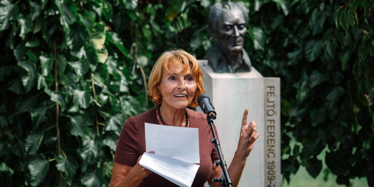 Lendvai Ildikó Fejtő Ferenc mellszobránál. Szerinte Fejtő baloldali világnézetétől eleve nem idegenek a nemesen konzervatív és főleg a liberális értékek